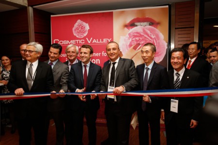 de gauche à droite : François Demachy et Thierry Wasser, les nez de Dior et de Guerlain, Emmanuel MACRON, Ministre de l’Economie, de l’Industrie et du Numérique, Marc-Antoine Jamet, Hou Junchen, Président du China Summit, Mr Sakai, Maire de Karatsu (Japan Cosmetic Cluster) ; derrière le Ministre : Jean-Luc Ansel, directeur fondateur de la Cosmetic Valley. Photo Arnaud Lombard/Cosmetic Valley