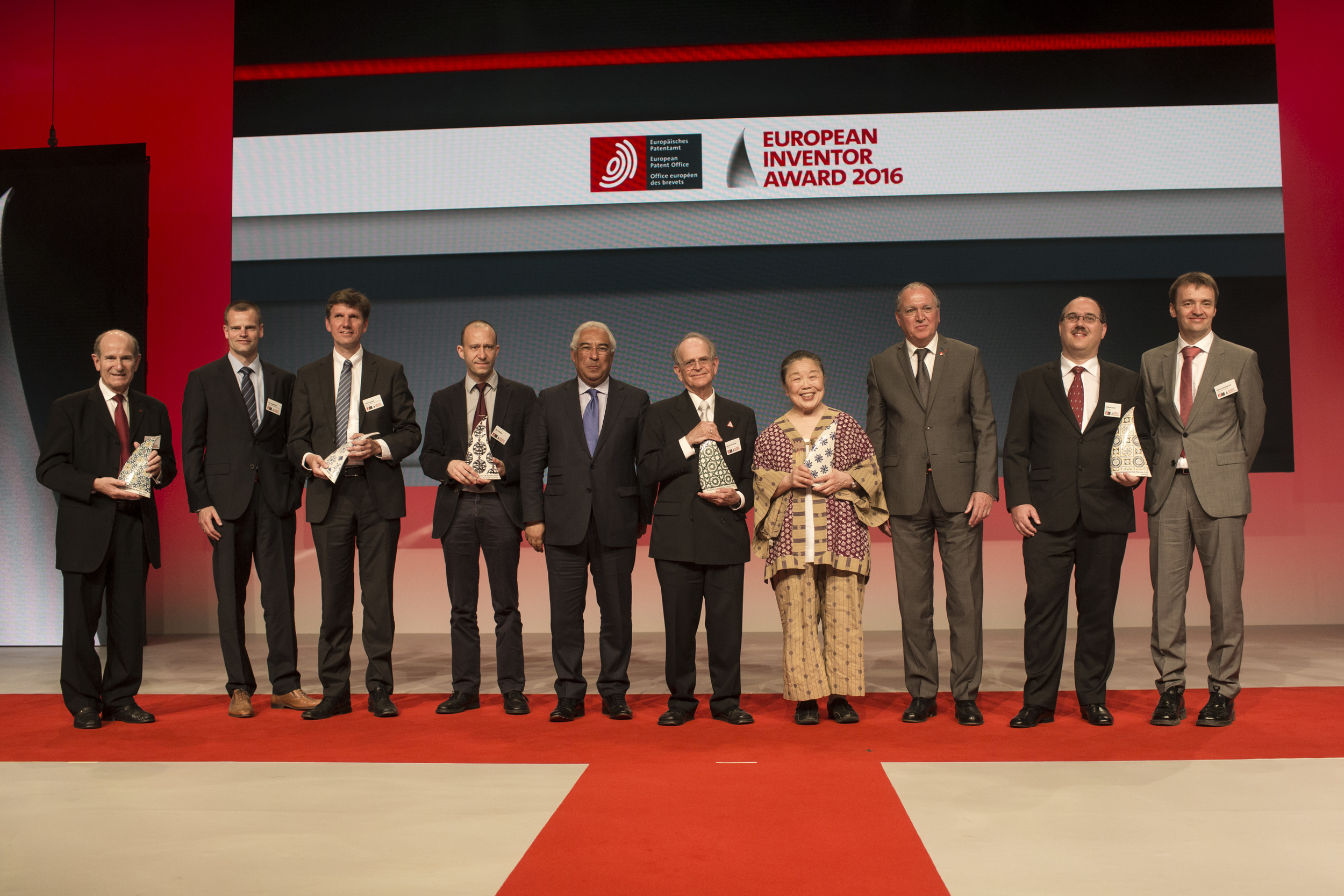 Les lauréats du Prix de l'Inventeur de l'année 2016 lors de la cérémonie de remise des prix au MEO Arena à Lisbonne le 9 Juin