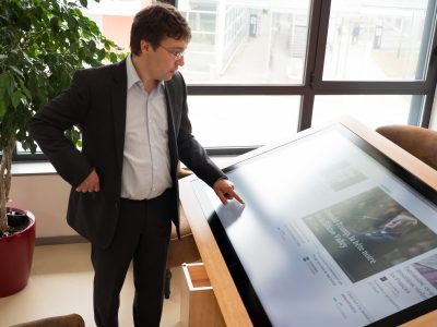 Dimitri Voilmy, responsable du Living Lab ActivAgeing de l'UTT présente la table interactive conçue en collaboration avec les uasgers