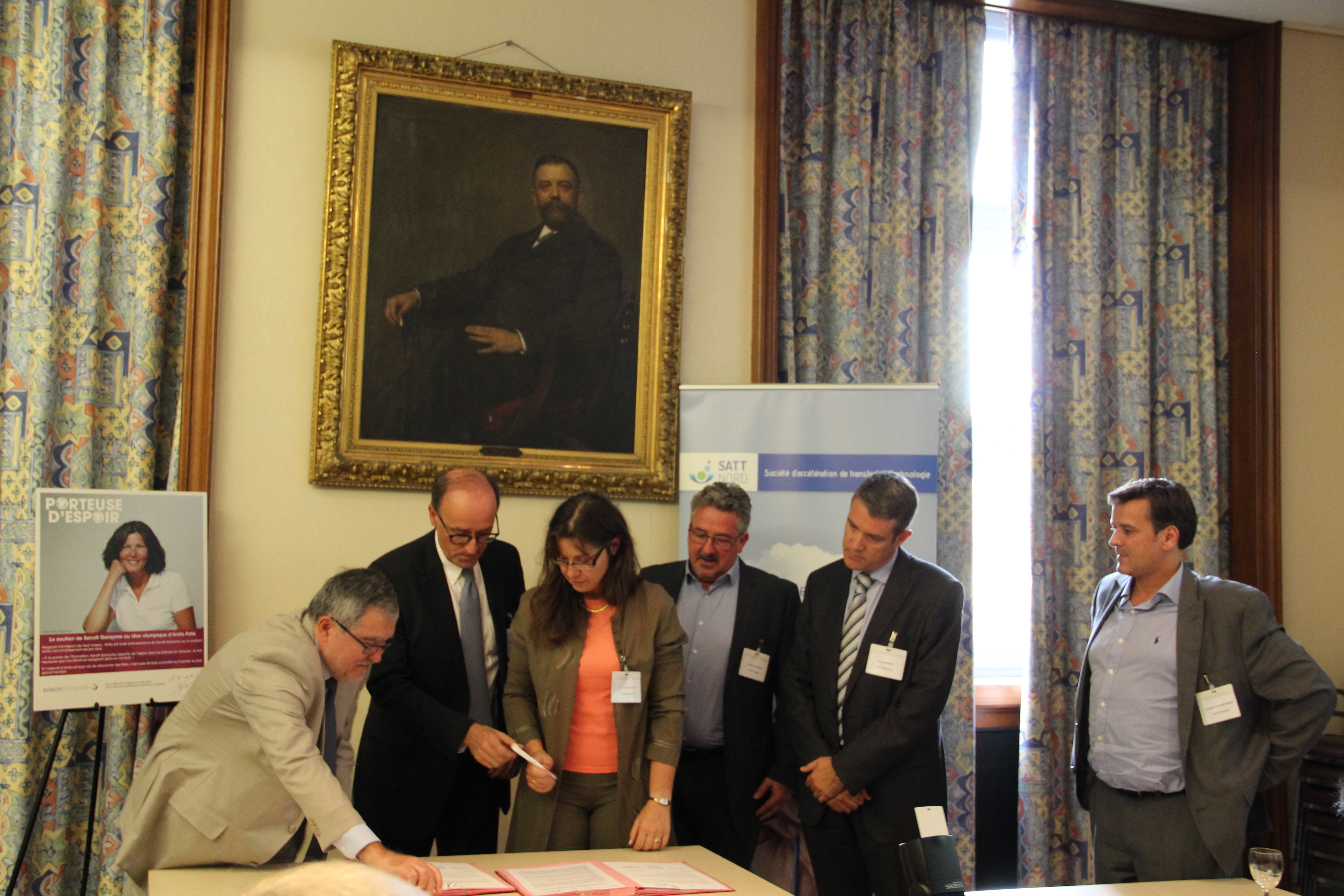 signature du partenariat entre Sanofi Genzyme et la SATT nord en collaboration avec l'Université de Lille, le CHRU de Lille, et l'Inserm