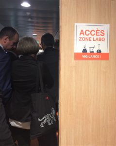 Entrée dans les laboratoires de Bioaster. (Crédit AV)