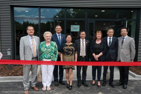 Sur le campus d'Illkirch pose de la première pierre de JZ Produits Naturels. Le Dr Yuhun Jiang et sa femme entourés de hautes personnalités alsaciennes, Trautman -©Philippe-Stirnweiss-Eurometropole