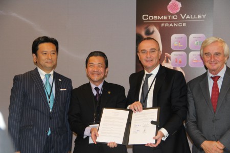  Signature de l'accord de partenariat avec Japan Cosmetic Center : de gauche à droite le gouverneur de Saga et le maire de Karatsu, Marc-Antoine Jamet et Jean-Luc Hansel Crédit Thérèse Bouveret
