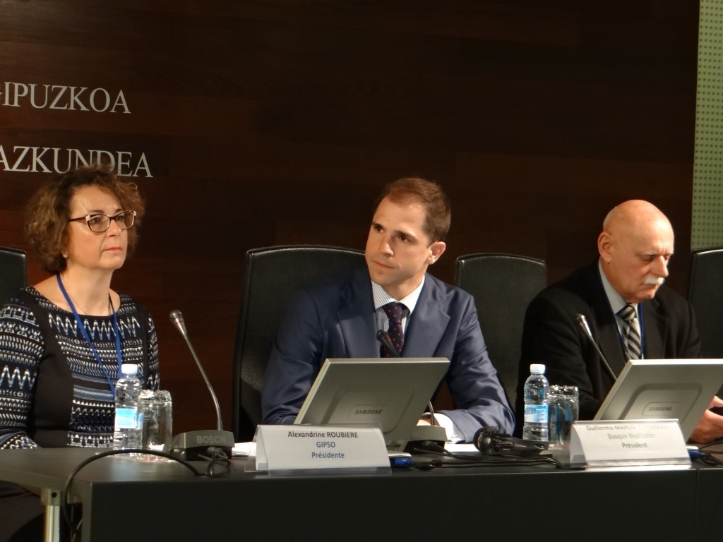 Alexandrine Roubière (présidente du GIPSO), Guillermo Marco-Gardoqui (président du Basque Biocluster) et Christian Fillantreau (président du Tic Santé Cluster Aquitain) à la Camara Guipuzkoa crédit Gipso