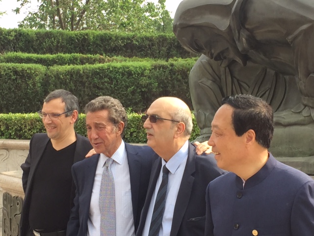 Juste avant la signature de l'accord (de gauche à droite) Nicolas Fournier, un investisseur, Daniel Cohen et YAN Xijun, fondateur de Tasly 