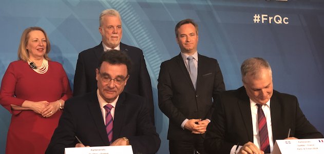 Signature du Pacte Genopole- Genome Québec - Photo : Christine Saint-Pierre, ministre québécoise des affaires internationales (en haut à gauche), Philippe Couillard (en haut au milieu), Jean-Baptiste Lemoyne (en haut à droite), Jean-Marc Grognet, DG de Genopole (en bas à gauche) et Daniel Coderre, PDG de Génome Québec (en bas à droite).